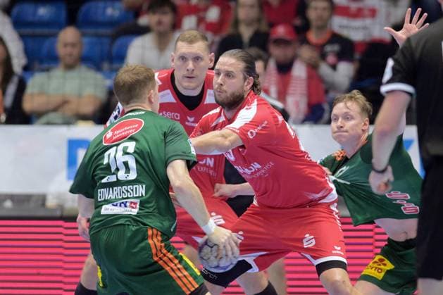 Jonathan Edvardsson TSV Hannover Burgdorf 26 on the ball , Dainis Kristopans MT Melsungen 10 , Olle Forsell Schefvert MT Melsungen 25 R , August Baskar Pedersen TSV Hannover Burgdorf 17 R , GER, MT Melsungen TSV Hannover Burgdorf, Handball, 1 Bundesliga, Matchday 12, Season 2025 2026, 14 11 2025, GER, MT Melsungen TSV Hannover Burgdorf, Handball, 1 Bundesliga, Matchday 12, Season 2025 2026, 14 11 2025 Kassel Copyright: xEibner-Pressefotox xRolandxSippex EP_RSL