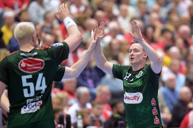 August Baskar Pedersen TSV Hannover Burgdorf 17 and Justus Fischer TSV Hannover Burgdorf 54 , GER, MT Melsungen TSV Hannover Burgdorf, Handball, 1 Bundesliga, Matchday 12, Season 2025 2026, 14 11 2025, GER, MT Melsungen TSV Hannover Burgdorf, Handball, 1 Bundesliga, Matchday 12, Season 2025 2026, 14 11 2025 Kassel Copyright: xEibner-Pressefotox xRolandxSippex EP_RSL
