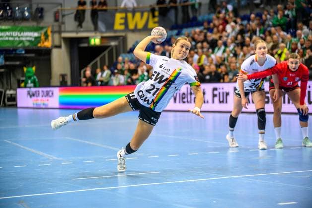 Handball Women EHF European League Women Qualification Round 3 Season 2025 2026 VfL Oldenburg vs HC Dalmatinka Ploce 14 11 2025 Granicka, Joanna 21, VfL Oldenburg at seven meters, 7 meters