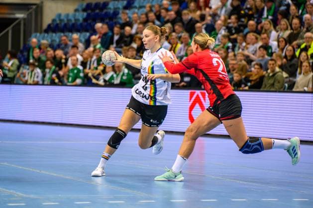 Handball Women EHF European League Women Qualification Round 3 Season 2025 2026 VfL Oldenburg vs HC Dalmatinka Ploce 14 11 2025 Reinemann, Toni Luisa 4, VfL Oldenburg on the ball