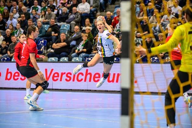 Handball Women EHF European League Women Qualification Round 3 Season 2025 2026 VfL Oldenburg vs HC Dalmatinka Ploce 14 11 2025 Wolff, Laurentia 24, VfL Oldenburg in jump, throw