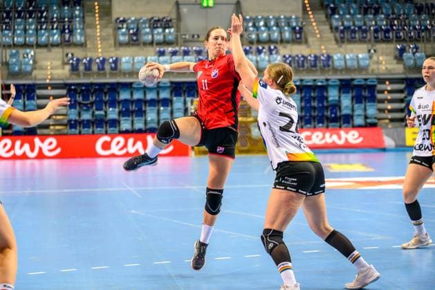 Handball Women EHF European League Women Qualification Round 3 Season 2025 2026 VfL Oldenburg vs HC Dalmatinka Ploce 14 11 2025 Bule, Iva 11, HC Dalmatinka Ploce in Spurng, throw