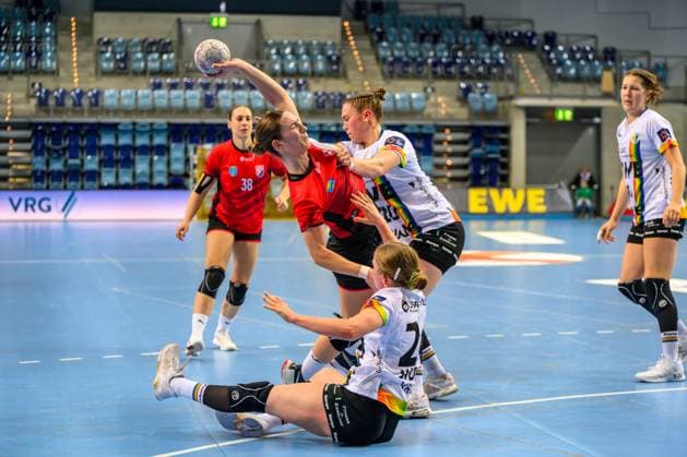 Handball Women EHF European League Women Qualification Round 3 Season 2025 2026 VfL Oldenburg vs HC Dalmatinka Ploce 14 11 2025 Bule, Iva 11, HC Dalmatinka Ploce on the ball in a duel with Pfundstein, Ariane 20, VfL Oldenburg and