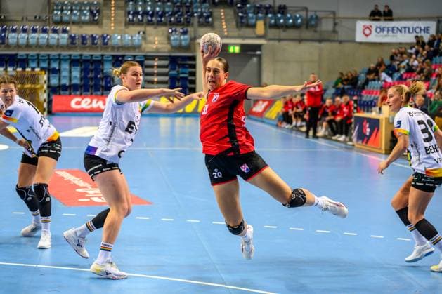 Handball Women EHF European League Women Qualification Round 3 Season 2025 2026 VfL Oldenburg vs HC Dalmatinka Ploce 14 11 2025 Petrovic, Ana 38, HC Dalmatinka Ploce in jump, throw