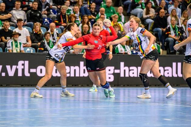 Handball Women EHF European League Women Qualification Round 3 Season 2025 2026 VfL Oldenburg vs HC Dalmatinka Ploce 14 11 2025 SuÅ¡ak, Andela 21, HC Dalmatinka Ploce throwing a shot