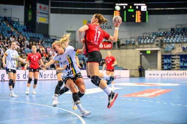 Handball Women EHF European League Women Qualification Round 3 Season 2025 2026 VfL Oldenburg vs HC Dalmatinka Ploce 14 11 2025 v l Behrend, Jenny 30, VfL Oldenburg in duel with Bule, Iva 11, HC Dalmatinka Ploce