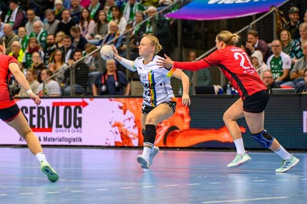 Handball Women EHF European League Women Qualification Round 3 Season 2025 2026 VfL Oldenburg vs HC Dalmatinka Ploce 14 11 2025 Röpcke, Lotta 22, VfL Oldenburg in duel with SuÅ¡ak, Andela 21, HC Dalmatinka Ploce