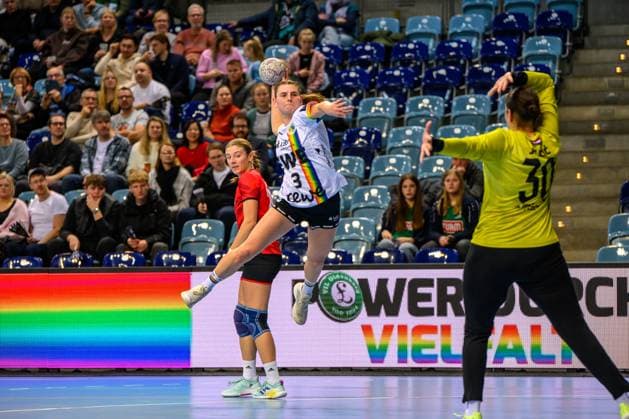 Handball Women EHF European League Women Qualification Round 3 Season 2025 2026 VfL Oldenburg vs HC Dalmatinka Ploce 14 11 2025 Teiken, Lana 3, VfL Oldenburg in jump, throw