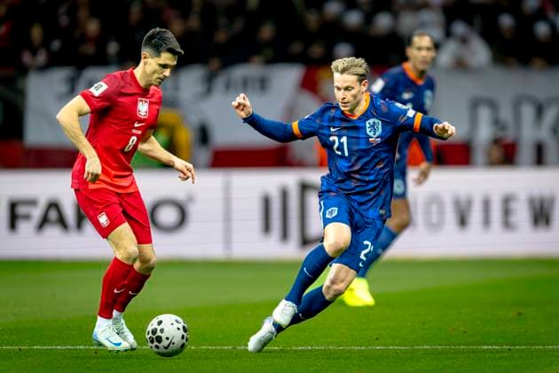 Poland midfielder Bartosz Kapustka, Netherlands midfielder Frenkie de Jong during the match FOOTBALL EUROPEAN QUALIFIERS POLAND NETHERLANDS at the PGE Narodowy National Stadium for the FIFA World Cup 2026 UEFA Qualifiers Group G Matchday 9 season 2025 2026 in WARSAW, Poland on 14 november 2025, photo by Stefan Koops EYE4images DeFodi Images