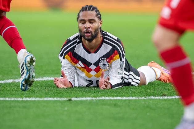 14 11 2025, Football, International match, World Cup Qualification Europe, Germany Luxembourg, Stade de Luxembourg Croix de Gasperich, Luxembourg , Matchday 9, Season 2025 2026 Serge Gnabry GER 20 lies disappointed on the pitch after missing a shot on goal Regulations prohibit any use of photographs as image sequences and or quasi video Luxembourg
