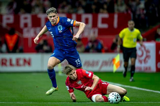 Poland defender Jan Ziokowski, Netherlands defender Micky van de Ven during the match FOOTBALL EUROPEAN QUALIFIERS POLAND NETHERLANDS at the PGE Narodowy National Stadium for the FIFA World Cup 2026 UEFA Qualifiers Group G Matchday 9 season 2025 2026 in WARSAW, Poland on 14 november 2025, photo by Stefan Koops EYE4images DeFodi Images