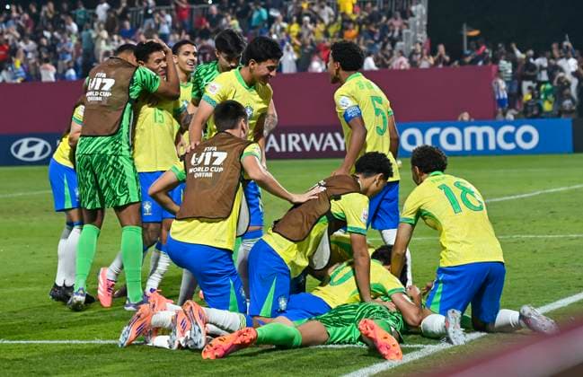 Fußball, U17 WM, Brasilien - Paraguay Brazil v Paraguay : Round of 32- FIFA U-17 World Cup Qatar 2025 Brazil players celebrate after winning their FIFA U-17 World Cup Qatar 2025 Round of 32 match between Brazil and Paraguay in Doha, Qatar, on November 14, 2025. DOHA Qatar Copyright: xNOUSHADxTHEKKAYILx