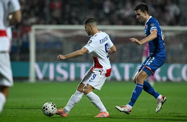 Fußball, WM Quali, Kroatien - Faröer Inseln Croatia v Faroe Islands - FIFA World Cup, WM, Weltmeisterschaft, Fussball 2026 Qualifier RIJEKA, CROATIA - NOVEMBER 14: Andrej Kramaric of Croatia and Jakup Andreasen of Faroe Islands competes for the ball during the FIFA World Cup 2026 qualifier match between Croatia and Faroe Islands at HNK Rijeka Stadium on November 14, 2025 in Rijeka, Croatia.  MarkoxLukunic PIXSELL
