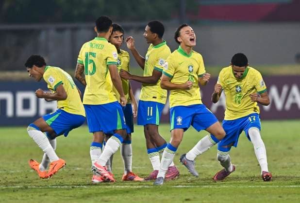 Fußball, U17 WM, Brasilien - Paraguay Brazil v Paraguay : Round of 32- FIFA U-17 World Cup Qatar 2025 Brazil players celebrate after winning a penalty shootout in their FIFA U-17 World Cup Qatar 2025 Round of 32 match between Brazil and Paraguay in Doha, Qatar, on November 14, 2025. DOHA Qatar Copyright: xNOUSHADxTHEKKAYILx
