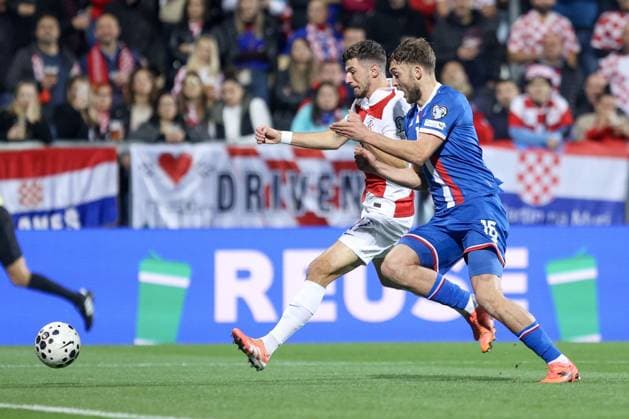 Fußball, WM Quali, Kroatien - Faröer Inseln Croatia v Faroe Islands - FIFA World Cup, WM, Weltmeisterschaft, Fussball 2026 Qualifier RIJEKA, CROATIA - NOVEMBER 14: Petar Sucic of Croatia competes for the ball with Gunnar Vatnhamar of Faroe Islands during the FIFA World Cup 2026 qualifier match between Croatia and Faroe Islands at HNK Rijeka Stadium on November 14, 2025 in Rijeka, Croatia.  NelxPavletic PIXSELL