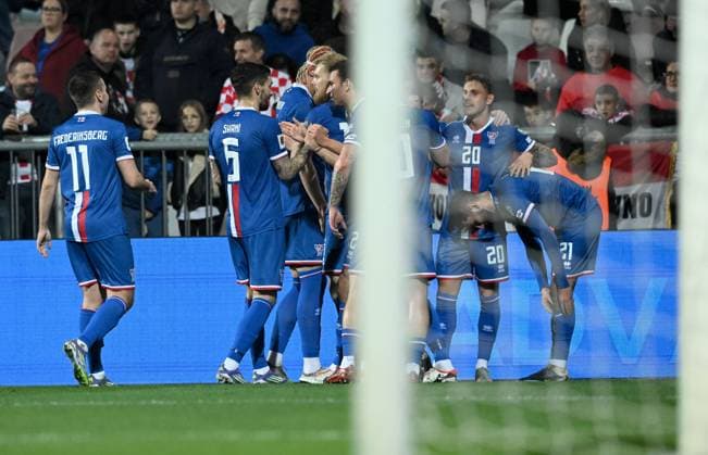 Fußball, WM Quali, Kroatien - Faröer Inseln Croatia v Faroe Islands - FIFA World Cup, WM, Weltmeisterschaft, Fussball 2026 Qualifier RIJEKA, CROATIA - NOVEMBER 14: Players of Faroe Islands celebrate after Geza David Turi of Faroe Islands scores for 1:0 during the FIFA World Cup 2026 qualifier match between Croatia and Faroe Islands at HNK Rijeka Stadium on November 14, 2025 in Rijeka, Croatia.  MarkoxLukunic PIXSELL