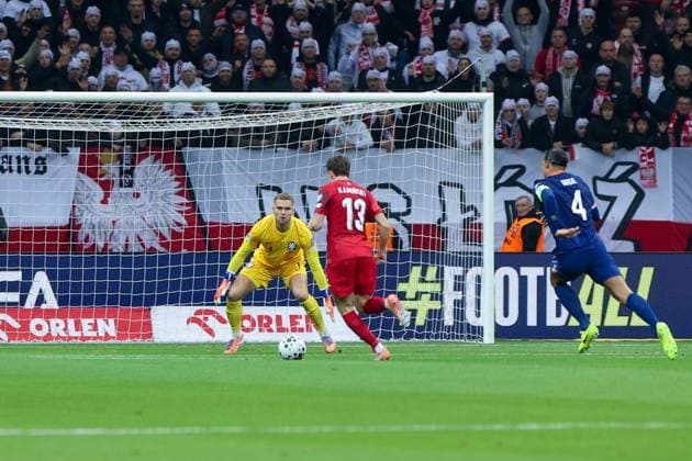 WARSZAWA 14.11.2025 MECZ 9. KOLEJKA GRUPA G ELIMINACJE DO MISTRZOSTW SWIATA 2026: POLSKA - HOLANDIA --- FIFA World Cup, WM, Weltmeisterschaft, Fussball 2026 QUALIFYING ROUND GROUP G MATCH IN WARSAW: POLAND - NETHERLANDS BART VERBRUGGEN JAKUB KAMINSKI STRZELA GOLA FOT. ANNA KLEPACZKO FOTOPYK NEWSPIX.PL --- newspix.pl 