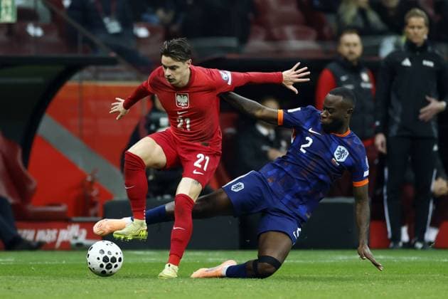 WARSAW - (l-r) Nicola Zalewski of Poland, Lutsharel Geertruida of the Netherlands during the World Cup qualifying match between Poland and the Netherlands at the PGE Narodowy Stadium on November 14, 2025, in Warsaw, Poland. ANP KOEN VAN WEEL FIFA 2026 World Cup Qualifier 2025-2026 xVIxANPxSportx xxANPxIVx 542125546 originalFilename: 542125546.jpg