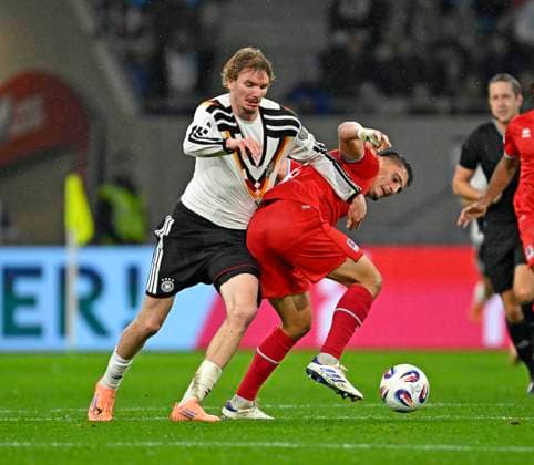 14 11 2025, Football World Cup Qualification Europe 2025 26, Matchday 9, Luxembourg Germany, at Stade de Luxembourg Croix de Gasperich, Luxembourg , v l Nick Woltemade Germany prevails against Seid Korac Luxembourg
