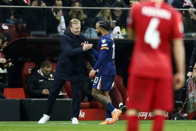 Fußball, WM Quali, Polen - Niederlande WARSAW - (l-r) Netherlands coach Ronald Koeman, Memphis Depay of the Netherlands during the World Cup qualifier between Poland and the Netherlands at the PGE Narodowy Stadium on November 14, 2025, in Warsaw, Poland. ANP KOEN VAN WEEL FIFA 2026 World Cup Qualifier 2025-2026 xVIxANPxSportx xxANPxIVx 542129102 originalFilename: 542129102.jpg