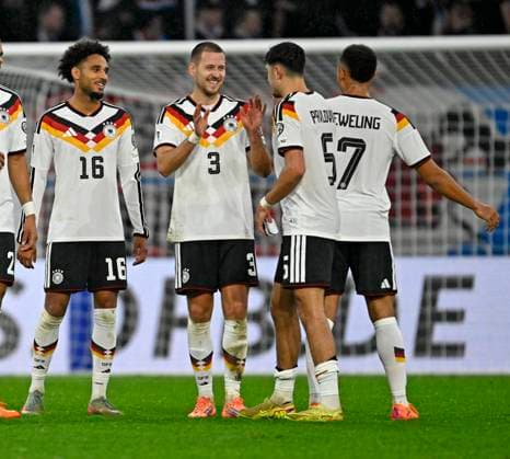 14 11 2025, Football World Cup Qualification Europe 2025 26, Matchday 9, Luxembourg Germany, at Stade de Luxembourg Croix de Gasperich, Luxembourg , f l Kevin Schade Germany , Waldemar Anton Germany , Aleksandar Pavlovic Germany and Jamie Leweling Germany cheer after the match