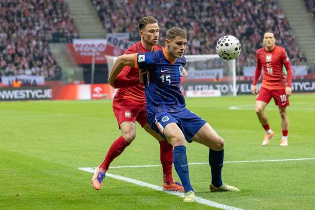 Fußball, WM Quali, Polen - Niederlande Warszawa 14.11.2025. Pilka nozna Eliminacje do Mistrzostw Swiata FIFA sezon 2025 2026 kolejka 9 mecz: Polska - Holandia --- Football FIFA World Cup, WM, Weltmeisterschaft, Fussball qualifiers season 2025 2026 round 9 match: Poland - Netherlands nz Matty Cash Micky van de Ven Fot. Antoni Byszewski Arena Akcji NEWSPIX.PL --- newspix.pl 
