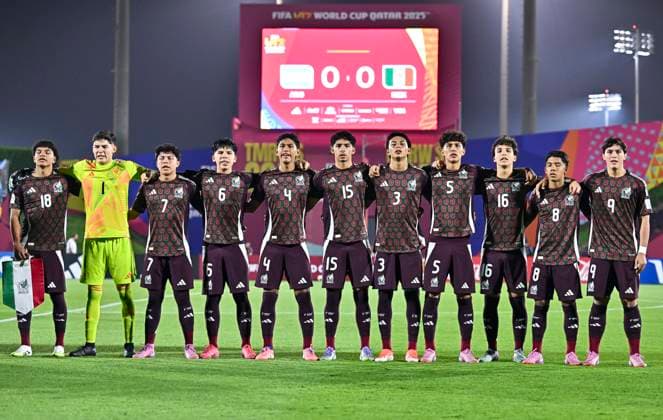 Argentina v Mexico : Round of 32- FIFA U-17 World Cup Qatar 2025 Mexico players line up prior to the FIFA U-17 World Cup Qatar 2025 Round of 32 match between Argentina and Mexico in Doha, Qatar, on November 14, 2025. DOHA Qatar Copyright: xNOUSHADxTHEKKAYILx