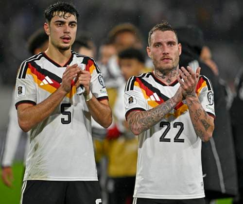 14 11 2025, Football World Cup Qualification Europe 2025 26, Matchday 9, Luxembourg Germany, at the Stade de Luxembourg Croix de Gasperich, Luxembourg v l Aleksandar Pavlovic Germany and David Raum Germany thank the fans