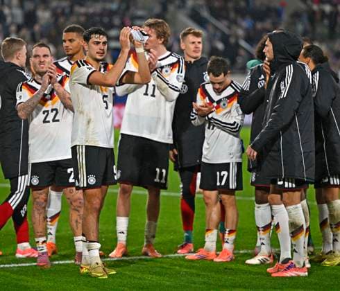 14 11 2025, Football World Cup Qualification Europe 2025 26, Matchday 9, Luxembourg Germany, at Stade de Luxembourg Croix de Gasperich, Luxembourg f l David Raum Germany , Aleksandar Pavlovic Germany , Nick Woltemade Germany , Alexander Nübel Germany , Florian Wirtz Germany and Leon Goretzka Germany cheer at the end