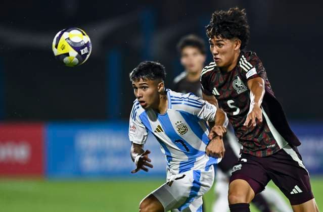 Argentina v Mexico : Round of 32- FIFA U-17 World Cup Qatar 2025 Felipe Esquivel of Argentina and Lan Olvera of Mexico in action during the FIFA U-17 World Cup Qatar 2025 Round of 32 match between Argentina and Mexico in Doha, Qatar, on November 14, 2025. DOHA Qatar Copyright: xNOUSHADxTHEKKAYILx
