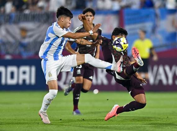 Argentina v Mexico : Round of 32- FIFA U-17 World Cup Qatar 2025 Ramiro Tulian of Argentina and Michael Corona of Mexico in action during the FIFA U-17 World Cup Qatar 2025 Round of 32 match between Argentina and Mexico in Doha, Qatar, on November 14, 2025. DOHA Qatar Copyright: xNOUSHADxTHEKKAYILx