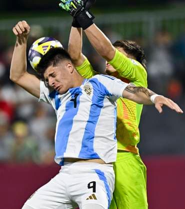 Argentina v Mexico : Round of 32- FIFA U-17 World Cup Qatar 2025 Thomas De Martis of Argentina and Santiago Lopez of Mexico in action during the FIFA U-17 World Cup Qatar 2025 Round of 32 match between Argentina and Mexico in Doha, Qatar, on November 14, 2025. DOHA Qatar Copyright: xNOUSHADxTHEKKAYILx