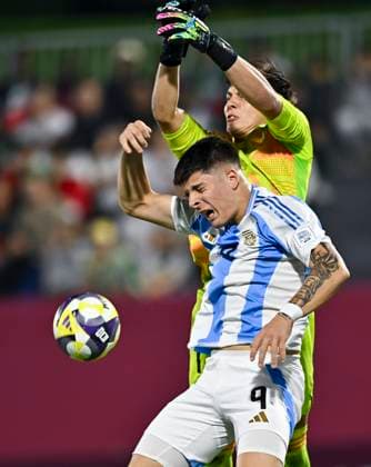 Argentina v Mexico : Round of 32- FIFA U-17 World Cup Qatar 2025 Thomas De Martis of Argentina and Santiago Lopez of Mexico in action during the FIFA U-17 World Cup Qatar 2025 Round of 32 match between Argentina and Mexico in Doha, Qatar, on November 14, 2025. DOHA Qatar Copyright: xNOUSHADxTHEKKAYILx