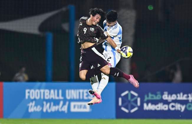 Argentina v Mexico : Round of 32- FIFA U-17 World Cup Qatar 2025 Fernando Closter (R) of Argentina and Aldo De Nigris of Mexico in action during the FIFA U-17 World Cup Qatar 2025 Round of 32 match between Argentina and Mexico in Doha, Qatar, on November 14, 2025. DOHA Qatar Copyright: xNOUSHADxTHEKKAYILx