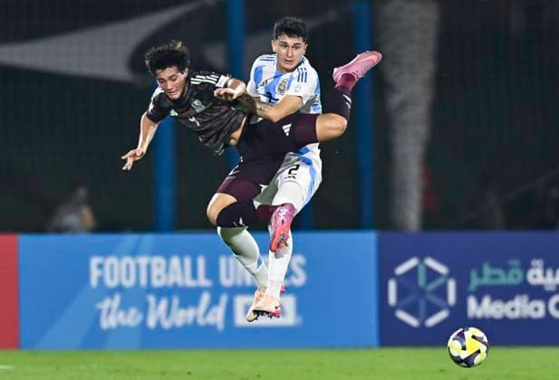 Argentina v Mexico : Round of 32- FIFA U-17 World Cup Qatar 2025 Fernando Closter (R) of Argentina and Aldo De Nigris of Mexico in action during the FIFA U-17 World Cup Qatar 2025 Round of 32 match between Argentina and Mexico in Doha, Qatar, on November 14, 2025. DOHA Qatar Copyright: xNOUSHADxTHEKKAYILx