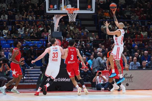 Evan Fournier (Olympiacos Piraeus) during EA7 Emporio Armani Milano vs Olympiakos Pireus, Basketball Euroleague match in Assago (MI), Italy, November 14 2025  Copyright: xSavinoxPaolella IPAxSportx xipa-agency.netx xx IPA_67965686 IPA_Agency_IPA67965686