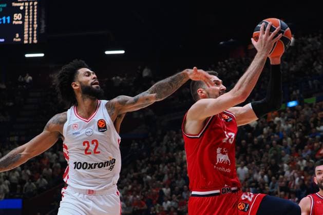 Tyler Dorsey (Olympiacos Piraeus) &amp; Marko Guduric (EA7 Emporio Armani Olimpia Milano) during EA7 Emporio Armani Milano vs Olympiakos Pireus, Basketball Euroleague match in Assago (MI), Italy, November 14 2025  Copyright: xSavinoxPaolella IPAxSportx xipa-agency.netx xx IPA_67965746 IPA_Agency_IPA67965746
