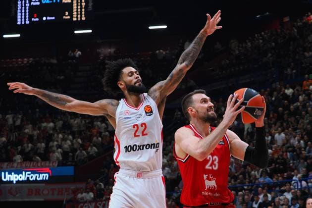 Tyler Dorsey (Olympiacos Piraeus) &amp; Marko Guduric (EA7 Emporio Armani Olimpia Milano) during EA7 Emporio Armani Milano vs Olympiakos Pireus, Basketball Euroleague match in Assago (MI), Italy, November 14 2025  Copyright: xSavinoxPaolella IPAxSportx xipa-agency.netx xx IPA_67965756 IPA_Agency_IPA67965756