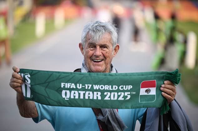 Football, Junior U 17 World Cup 2025 Doha Qatar Round of 16 14 11 2025 Match 73 Argentina Mexico Former coach Bora Milutinovic Serbia shows a Mexico scarf