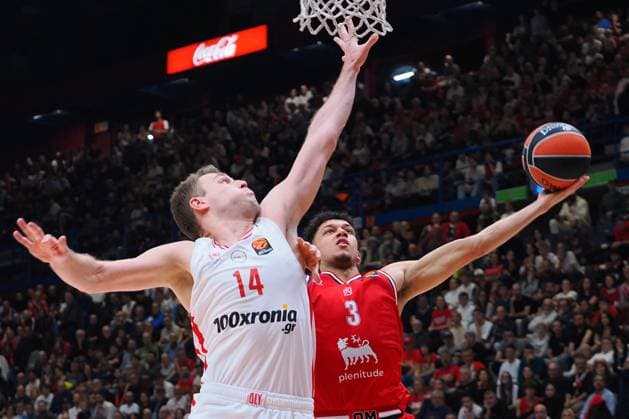 BASKET - Euroleague - EA7 Emporio Armani Milano vs Olympiakos Pireus Quinn Ellis (EA7 Emporio Armani Olimpia Milano) thwarted by Sasha Vezenkov (Olympiacos Piraeus) during EA7 Emporio Armani Milano vs Olympiakos Pireus, Basketball Euroleague match in Assago (MI), Italy, November 14 2025 Assago (MI) Italy  Copyright: xIPAxSport ABACAx