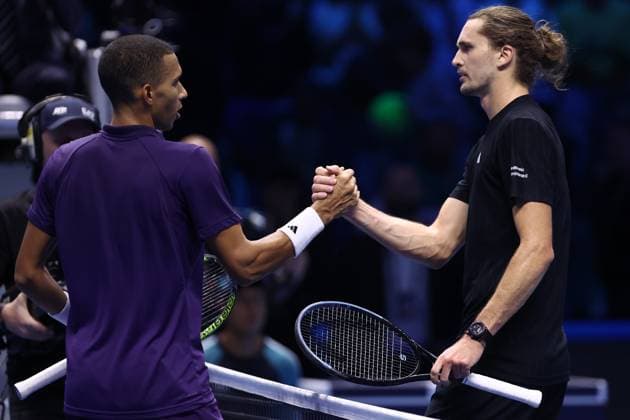Alexander Zverev vs Felix Auger-Aliassime Felix Auger-Aliassime of Canada (L) shakes hand with Alexander Zverev of Germany (R) at the end of the Round Robin singles match between Alexander Zverev of Germany and Felix Auger-Aliassime of Canada on Day six of the Nitto ATP, Tennis Herren World Tour Finals. Turin Inalpi Arena Italy Copyright: xMarcoxCanonierox