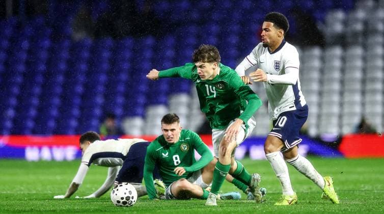 2027 UEFA European U21, U 21 Championship Qualifier, St. Andrew s at Knighthead Park, Birmingham, England 14 11 2025 England vs Republic of Ireland Ireland™s Conor McManus with Ethan Nwaneri of England Conor McManus with Ethan Nwaneri 14 11 2025  Copyright: x INPHO MichaelxZemanekx MZ1_2173