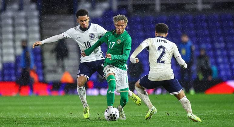 2027 UEFA European U21, U 21 Championship Qualifier, St. Andrew s at Knighthead Park, Birmingham, England 14 11 2025 England vs Republic of Ireland Ireland™s Trent KonÃ Trent KonÃ -Doherty with Ethan Nwaneri 14 11 2025  Copyright: x INPHO MichaelxZemanekx MZ1_2424