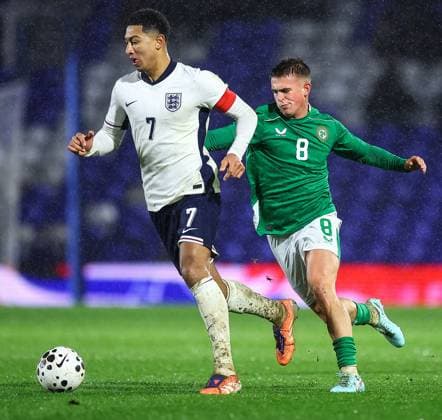 2027 UEFA European U21, U 21 Championship Qualifier, St. Andrew s at Knighthead Park, Birmingham, England 14 11 2025 England vs Republic of Ireland Ireland™s Adam Murphy with Jobe Bellingham of England Adam Murphy with Jobe Bellingham 14 11 2025  Copyright: x INPHO MichaelxZemanekx MZ1_2589