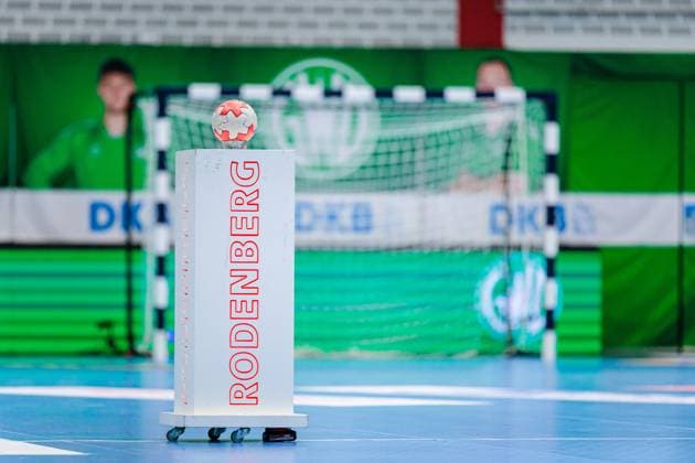 Presentation of the match ball at home games of GWD Minden on a stand of the sponsor Rodenberg GER, GWD Minden vs SC DHfK Leipzig, Handball, 1 Bundesliga, Matchday 12, Season 2025 2026, 14 11 2025 GER, GWD Minden vs SC DHfK Leipzig, Handball, 1 Bundesliga, Matchday 12, Season 2025 2026, 14 11 2025 Luebbecke Copyright: xEibner-Pressefoto JanxRollingerx EP_JSK