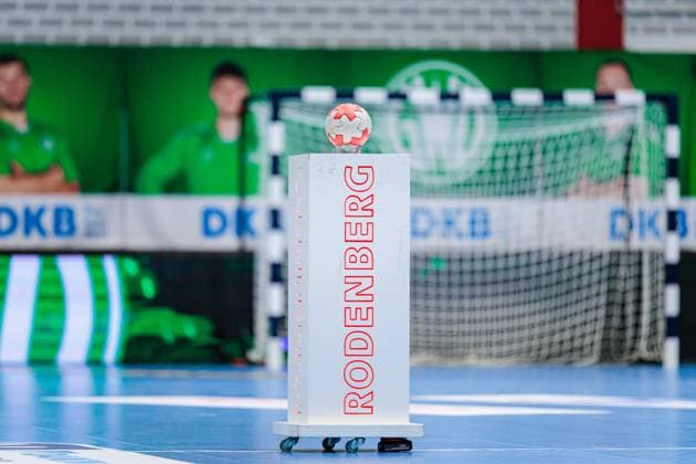 Presentation of the match ball at home games of GWD Minden on a stand of the sponsor Rodenberg GER, GWD Minden vs SC DHfK Leipzig, Handball, 1 Bundesliga, Matchday 12, Season 2025 2026, 14 11 2025 GER, GWD Minden vs SC DHfK Leipzig, Handball, 1 Bundesliga, Matchday 12, Season 2025 2026, 14 11 2025 Luebbecke Copyright: xEibner-Pressefoto JanxRollingerx EP_JSK
