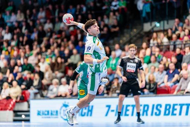 Lucas Krzikalla SC DHfK Leipzig, 08 at seven-meter 7 meter throw GER, GWD Minden vs SC DHfK Leipzig, Handball, 1 Bundesliga, Matchday 12, Season 2025 2026, 14 11 2025 GER, GWD Minden vs SC DHfK Leipzig, Handball, 1 Bundesliga, Matchday 12, Season 2025 2026, 14 11 2025 Luebbecke Copyright: xEibner-Pressefoto JanxRollingerx EP_JSK