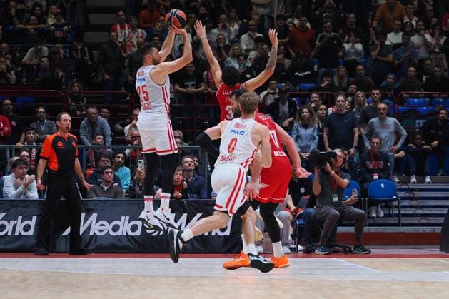 BASKET - Euroleague - EA7 Emporio Armani Milano vs Olympiakos Pireus Alec Peters (Olympiacos Piraeus) during EA7 Emporio Armani Milano vs Olympiakos Pireus, Basketball Euroleague match in Assago (MI), Italy, November 14 2025 Assago (MI) Italy  Copyright: xIPAxSport ABACAx