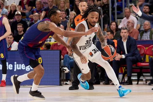 November 14, 2025, Barcelona, Barcelona, Spain: Matt Morgan of Virtus Bologna in action with Kevin Punter of FC Barcelona, Barca during the EuroLeague regular season game between FC Barcelona and Virtus Bologna at Palau Blaugrana, Barcelona, Spain, on November 14, 2025 Barcelona Spain - ZUMAr232 20251114_zsp_r232_054 Copyright: xDavidxRamirezx