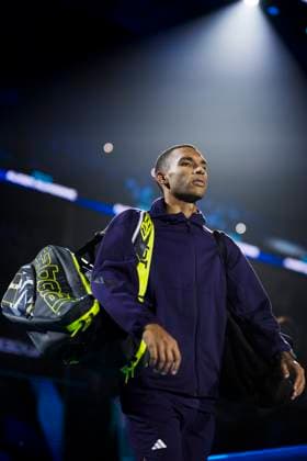 Nitto ATP, Tennis Herren Finals 2025 - Day Six Felix Auger-Aliassime of Canada walks out prior to his round robin singles match against Alexander Zverev of Germany during day six of the Nitto ATP Finals 2025. Felix Auger-Aliassime won 6-4, 7-6(4). Turin Italy Copyright: xNicolòxCampox